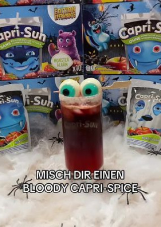 Der ✨Bloody Capri-Spice✨ Mocktail darf auf keiner Halloween-Party fehlen!👻 Fruchtig, würzig und schaurig lecker🎃🍒 Das Rezept findet ihr hier: Zutaten: - 20 ml Capri-Sun Kirsche Sirup - 60 ml Capri-Sun Orange & Peach - 60 ml Capri-Sun Monster Alarm - 15 ml Zitronensaft - 15 ml Kirschsaft - 1/2 Teelöffel Pumpkin Spice Deko: 1 Holzspieß & Gummibärchen Augen Zubereitung: - Eiswürfel in den Shaker geben, alle Zutaten abmessen und hinzugeben. - Gut schütteln und in ein Glas mit Eiswürfeln einschenken. #caprisun #caprisunrezepte #halloween #halloweenrezepte #mocktail 