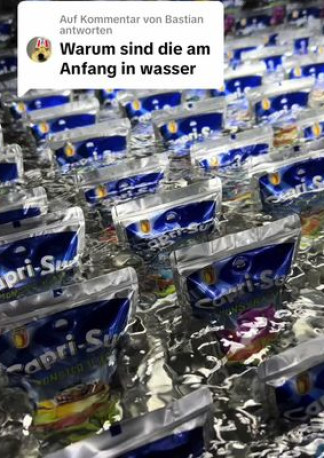 Antwort auf @Bastian #MLBB8TH Warum ist die Capri-Sun im Wasser? 🌊 sie wird bei 85°C heiß in den Beutel gefüllt 🔥 damit keine Bakterien und Keime überleben 🦠🚫 danach werden die Beutel im Wasser abgekühlt 🧊 bevor sie weiter verpackt werden. #caprisun #behindthescenes #produktion