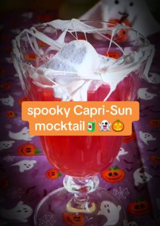 Spooky Capri-Sun mocktail perfect for your Halloween party 👻🎃🕸️ #caprisun #halloween #snack #party #trickortreat 